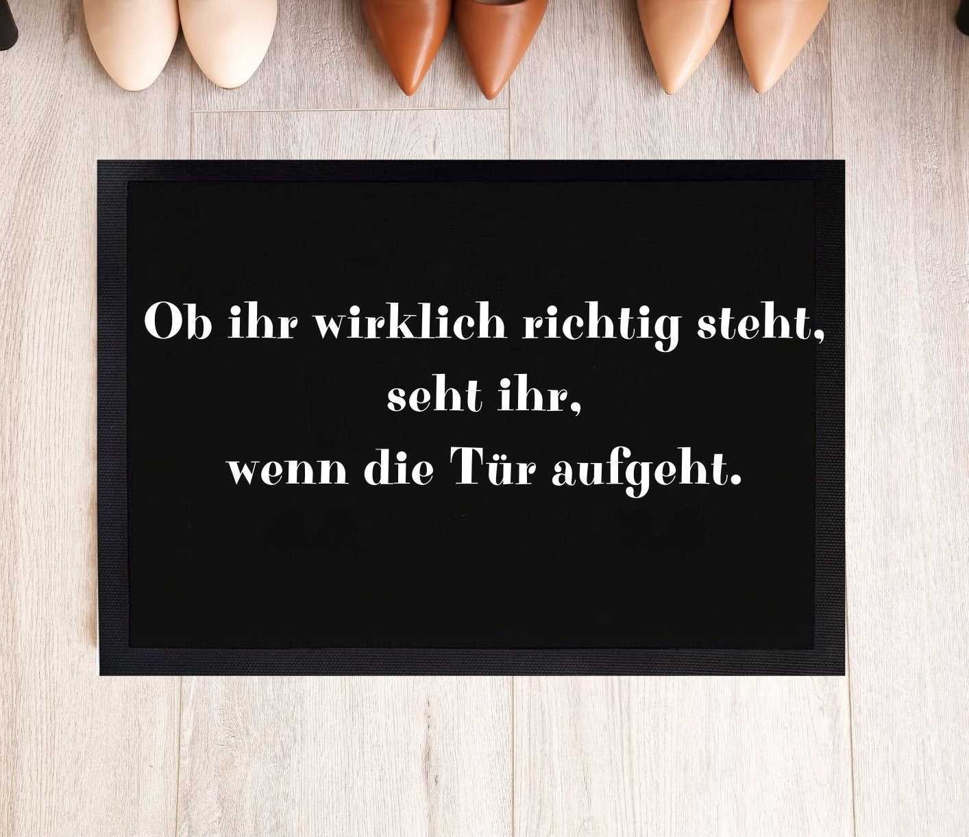 Humorvolles Eingangs-Mockup mit schwarzer Fußmatte und kultigem Aufdruck – ideal für Familien
