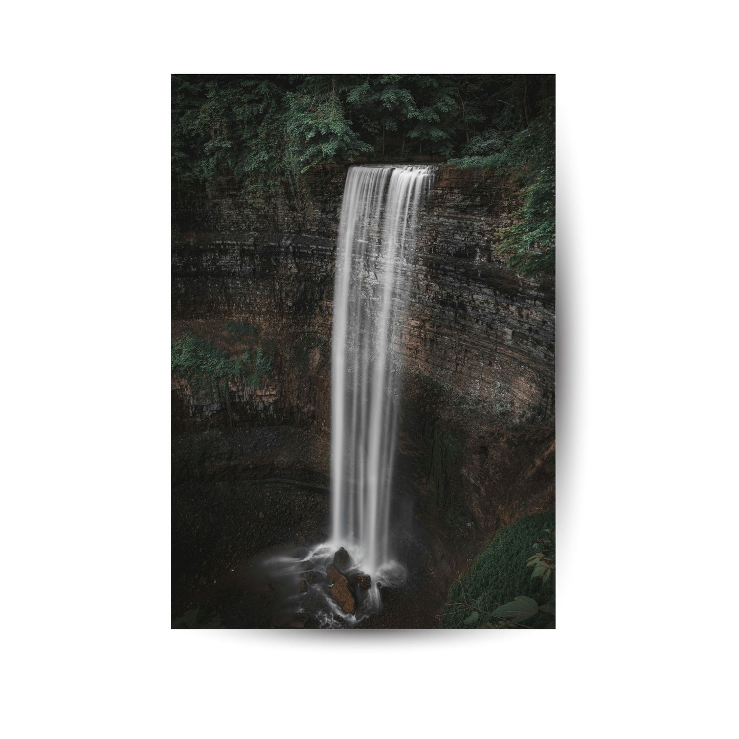  Metallposter mit hohem Wasserfall im dichten Wald – Naturkraft in ruhiger Bewegung