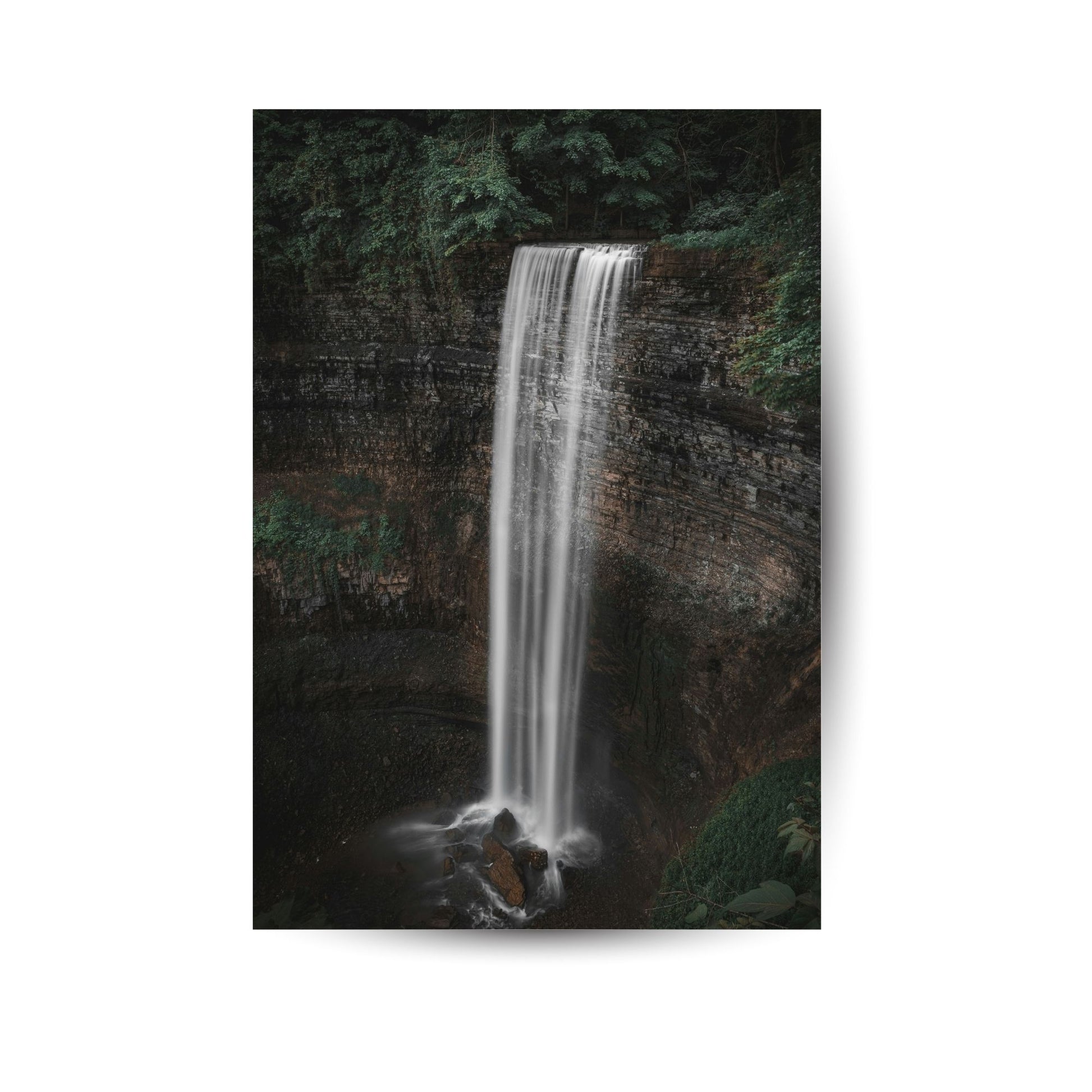  Metallposter mit hohem Wasserfall im dichten Wald – Naturkraft in ruhiger Bewegung
