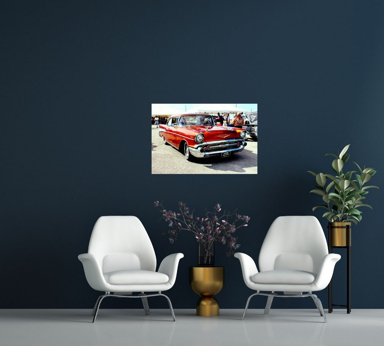 Vintage-inspiriertes Wohnzimmer mit Poster eines roten Oldtimers – stilvoll und auffällig.