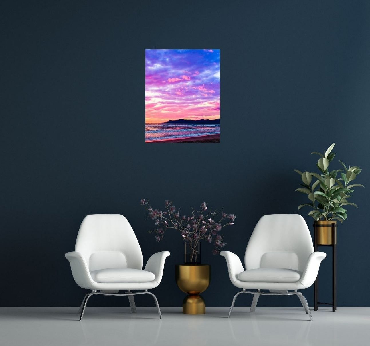 Modernes Wohnzimmer mit farbenfrohem Sonnenuntergangsposter in leuchtenden Regenbogenfarben.