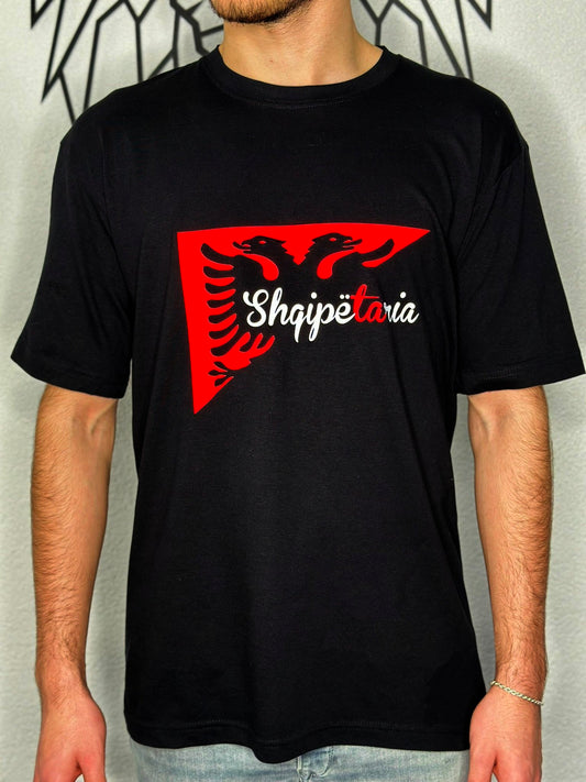 Schwarzes Albanien-T-Shirt mit roter Flagge und Shqipetaria-Schriftzug – Unisex
