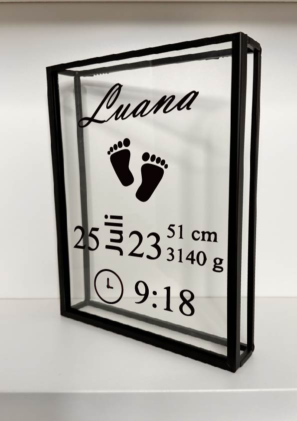 Liebevoller Babyrahmen mit goldenen Details – perfektes Geschenk zur Erinnerung an die Geburt