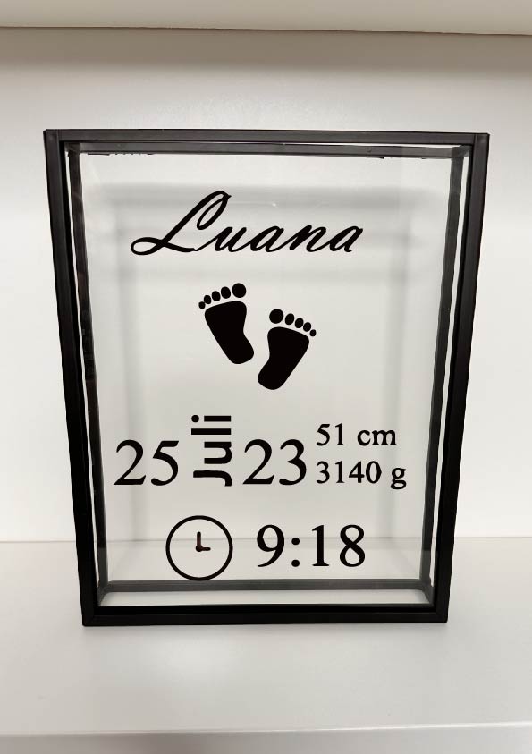 Liebevoller Babyrahmen mit goldenen Details – perfektes Geschenk zur Erinnerung an die Geburt