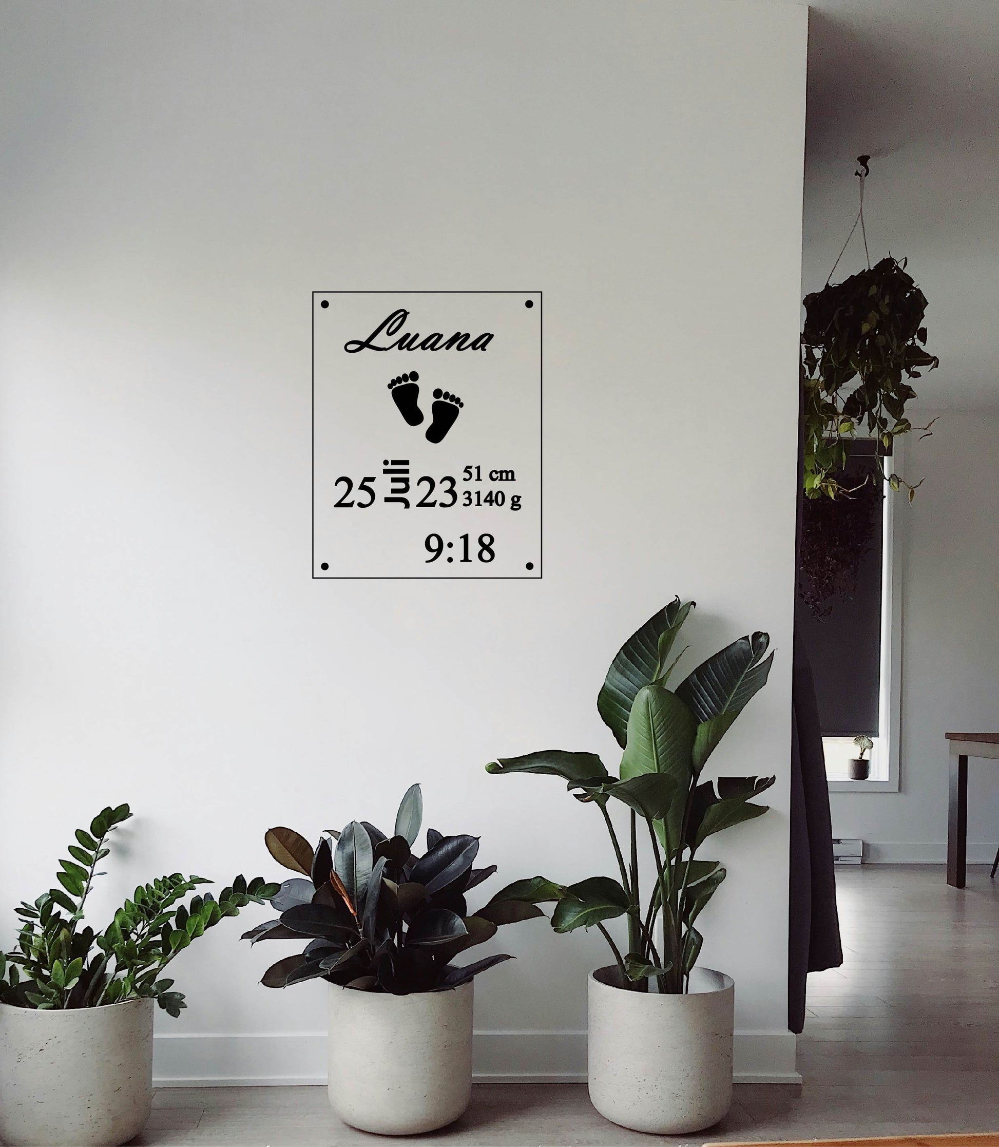 Personalisierte Newborntafel mit Geburtsdaten in stilvollem Wandambiente