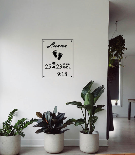 Personalisierte Newborntafel mit Geburtsdaten in stilvollem Wandambiente